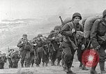Immagine di Americano di rinforzi di truppa di terra in Normandia Normandia Francia, 1944, secondo 10 filmato di repertorio 65675065484