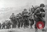 Immagine di Americano di rinforzi di truppa di terra in Normandia Normandia Francia, 1944, secondo 11 filmato di repertorio 65675065484