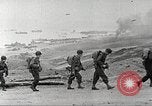 Immagine di Americano di rinforzi di truppa di terra in Normandia Normandia Francia, 1944, secondo 12 filmato di repertorio 65675065484