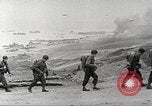 Immagine di Americano di rinforzi di truppa di terra in Normandia Normandia Francia, 1944, secondo 14 filmato di repertorio 65675065484