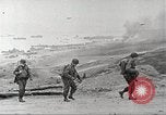 Immagine di Americano di rinforzi di truppa di terra in Normandia Normandia Francia, 1944, secondo 15 filmato di repertorio 65675065484