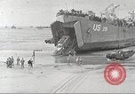 Immagine di Americano di rinforzi di truppa di terra in Normandia Normandia Francia, 1944, secondo 17 filmato di repertorio 65675065484