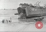 Immagine di Americano di rinforzi di truppa di terra in Normandia Normandia Francia, 1944, secondo 18 filmato di repertorio 65675065484