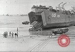 Immagine di Americano di rinforzi di truppa di terra in Normandia Normandia Francia, 1944, secondo 19 filmato di repertorio 65675065484