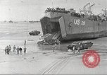 Immagine di Americano di rinforzi di truppa di terra in Normandia Normandia Francia, 1944, secondo 20 filmato di repertorio 65675065484