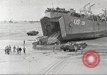 Immagine di Americano di rinforzi di truppa di terra in Normandia Normandia Francia, 1944, secondo 21 filmato di repertorio 65675065484