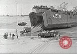 Immagine di Americano di rinforzi di truppa di terra in Normandia Normandia Francia, 1944, secondo 22 filmato di repertorio 65675065484