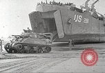 Immagine di Americano di rinforzi di truppa di terra in Normandia Normandia Francia, 1944, secondo 31 filmato di repertorio 65675065484