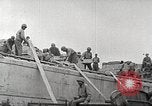 Immagine di Americano di rinforzi di truppa di terra in Normandia Normandia Francia, 1944, secondo 46 filmato di repertorio 65675065484