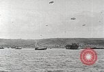 Immagine di Americano di rinforzi di truppa di terra in Normandia Normandia Francia, 1944, secondo 52 filmato di repertorio 65675065484