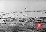 Standbild Allied resupply Operations auf Omaha Beach Normandie Frankreich, 1944, aus Sekunde 1 historischem Filmmaterial Videoclip 65675065485