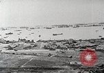 Standbild Allied resupply Operations auf Omaha Beach Normandie Frankreich, 1944, aus Sekunde 3 historischem Filmmaterial Videoclip 65675065485