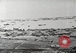 Standbild Allied resupply Operations auf Omaha Beach Normandie Frankreich, 1944, aus Sekunde 4 historischem Filmmaterial Videoclip 65675065485