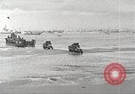 Standbild Allied resupply Operations auf Omaha Beach Normandie Frankreich, 1944, aus Sekunde 5 historischem Filmmaterial Videoclip 65675065485