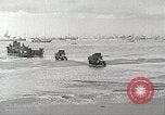 Standbild Allied resupply Operations auf Omaha Beach Normandie Frankreich, 1944, aus Sekunde 6 historischem Filmmaterial Videoclip 65675065485
