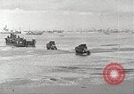 Standbild Allied resupply Operations auf Omaha Beach Normandie Frankreich, 1944, aus Sekunde 7 historischem Filmmaterial Videoclip 65675065485