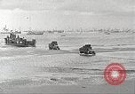 Standbild Allied resupply Operations auf Omaha Beach Normandie Frankreich, 1944, aus Sekunde 8 historischem Filmmaterial Videoclip 65675065485