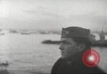 Standbild Allied resupply Operations auf Omaha Beach Normandie Frankreich, 1944, aus Sekunde 9 historischem Filmmaterial Videoclip 65675065485