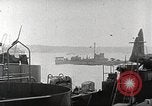 Standbild Allied resupply Operations auf Omaha Beach Normandie Frankreich, 1944, aus Sekunde 13 historischem Filmmaterial Videoclip 65675065485