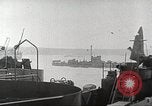 Standbild Allied resupply Operations auf Omaha Beach Normandie Frankreich, 1944, aus Sekunde 14 historischem Filmmaterial Videoclip 65675065485
