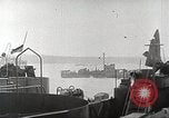 Standbild Allied resupply Operations auf Omaha Beach Normandie Frankreich, 1944, aus Sekunde 15 historischem Filmmaterial Videoclip 65675065485