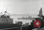Standbild Allied resupply Operations auf Omaha Beach Normandie Frankreich, 1944, aus Sekunde 16 historischem Filmmaterial Videoclip 65675065485