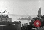 Standbild Allied resupply Operations auf Omaha Beach Normandie Frankreich, 1944, aus Sekunde 17 historischem Filmmaterial Videoclip 65675065485