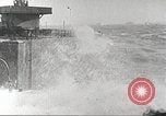 Standbild Allied resupply Operations auf Omaha Beach Normandie Frankreich, 1944, aus Sekunde 20 historischem Filmmaterial Videoclip 65675065485