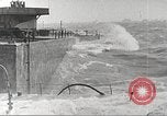Standbild Allied resupply Operations auf Omaha Beach Normandie Frankreich, 1944, aus Sekunde 21 historischem Filmmaterial Videoclip 65675065485