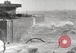 Standbild Allied resupply Operations auf Omaha Beach Normandie Frankreich, 1944, aus Sekunde 22 historischem Filmmaterial Videoclip 65675065485