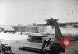 Standbild Allied resupply Operations auf Omaha Beach Normandie Frankreich, 1944, aus Sekunde 23 historischem Filmmaterial Videoclip 65675065485