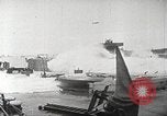Standbild Allied resupply Operations auf Omaha Beach Normandie Frankreich, 1944, aus Sekunde 24 historischem Filmmaterial Videoclip 65675065485