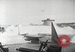 Standbild Allied resupply Operations auf Omaha Beach Normandie Frankreich, 1944, aus Sekunde 25 historischem Filmmaterial Videoclip 65675065485