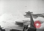 Standbild Allied resupply Operations auf Omaha Beach Normandie Frankreich, 1944, aus Sekunde 26 historischem Filmmaterial Videoclip 65675065485