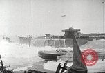 Standbild Allied resupply Operations auf Omaha Beach Normandie Frankreich, 1944, aus Sekunde 27 historischem Filmmaterial Videoclip 65675065485