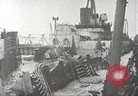 Standbild Allied resupply Operations auf Omaha Beach Normandie Frankreich, 1944, aus Sekunde 28 historischem Filmmaterial Videoclip 65675065485