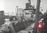 Standbild Allied resupply Operations auf Omaha Beach Normandie Frankreich, 1944, aus Sekunde 29 historischem Filmmaterial Videoclip 65675065485