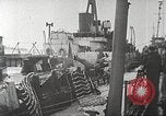 Standbild Allied resupply Operations auf Omaha Beach Normandie Frankreich, 1944, aus Sekunde 30 historischem Filmmaterial Videoclip 65675065485