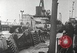 Standbild Allied resupply Operations auf Omaha Beach Normandie Frankreich, 1944, aus Sekunde 31 historischem Filmmaterial Videoclip 65675065485
