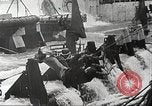 Standbild Allied resupply Operations auf Omaha Beach Normandie Frankreich, 1944, aus Sekunde 32 historischem Filmmaterial Videoclip 65675065485