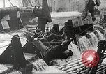 Standbild Allied resupply Operations auf Omaha Beach Normandie Frankreich, 1944, aus Sekunde 33 historischem Filmmaterial Videoclip 65675065485