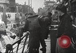 Standbild Allied resupply Operations auf Omaha Beach Normandie Frankreich, 1944, aus Sekunde 41 historischem Filmmaterial Videoclip 65675065485