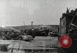Standbild Allied resupply Operations auf Omaha Beach Normandie Frankreich, 1944, aus Sekunde 42 historischem Filmmaterial Videoclip 65675065485