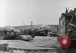 Standbild Allied resupply Operations auf Omaha Beach Normandie Frankreich, 1944, aus Sekunde 43 historischem Filmmaterial Videoclip 65675065485