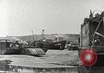 Standbild Allied resupply Operations auf Omaha Beach Normandie Frankreich, 1944, aus Sekunde 44 historischem Filmmaterial Videoclip 65675065485