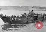 Standbild deutschen Kriegsgefangenen aus der Normandie Atlantik, 1944, aus Sekunde 3 historischem Filmmaterial Videoclip 65675065486