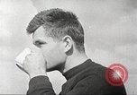Standbild deutschen Kriegsgefangenen aus der Normandie Atlantik, 1944, aus Sekunde 6 historischem Filmmaterial Videoclip 65675065486