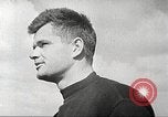Standbild deutschen Kriegsgefangenen aus der Normandie Atlantik, 1944, aus Sekunde 9 historischem Filmmaterial Videoclip 65675065486
