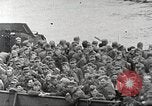 Standbild deutschen Kriegsgefangenen aus der Normandie Atlantik, 1944, aus Sekunde 10 historischem Filmmaterial Videoclip 65675065486