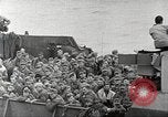 Standbild deutschen Kriegsgefangenen aus der Normandie Atlantik, 1944, aus Sekunde 14 historischem Filmmaterial Videoclip 65675065486